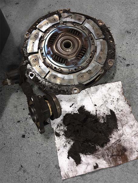 Audista irrotettuna rikkinäinen kytkin.