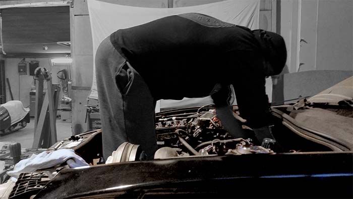 Camaron konetilassa korjaaja tekee moottorin vaihtoa.