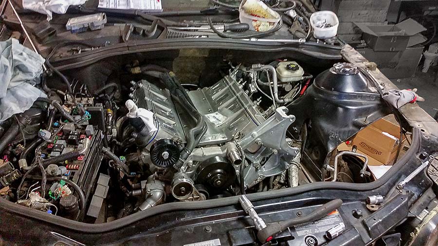 Camaroon uusi moottori on asennettavana paikoilleen.