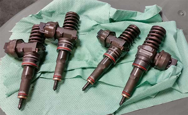 Dieselin pumppusuuttimia varaosiksi.