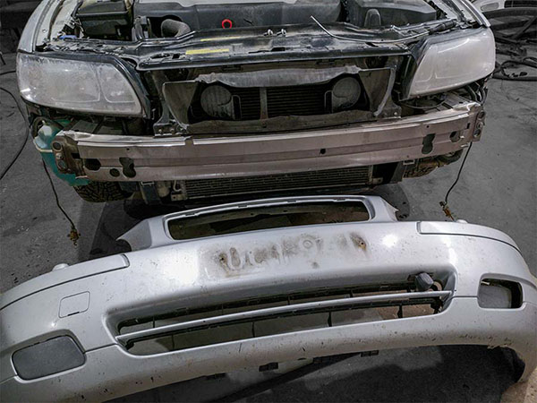 Etupuskurin vaihto Volvoon.