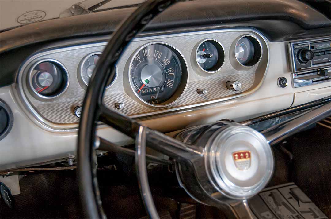 Museorekisteröity Ford Taunus 17M ohjauspyörän takaa.