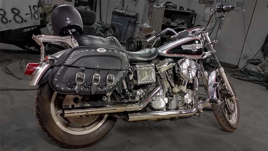 Harley-Davidson Dynan tankin ja etulokasuojan entisöintimaalaus.