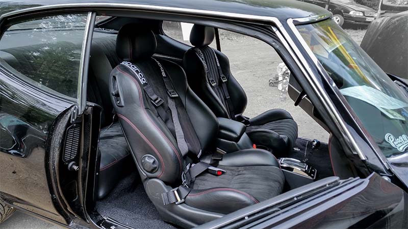 Nelipisteturvavöiden asentaminen LeMans-autoon.