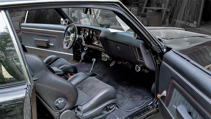 Nelipisteturvavöiden asentaminen LeMans-autoon.