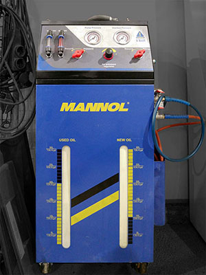 Automaattivaihteiston öljynvaihtokone Mannol.