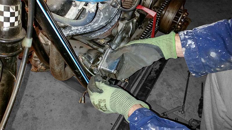 Pan Head Harley Davidsonin vm-49 eli ns 'Pannuharrikan' lataussäätimen vaihto