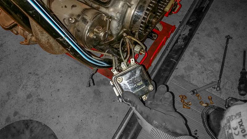 Pan Head Harley Davidsonin vm-49 eli ns 'Pannuharrikan' lataussäätimen vaihto