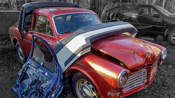 Autosta purettuja osia.