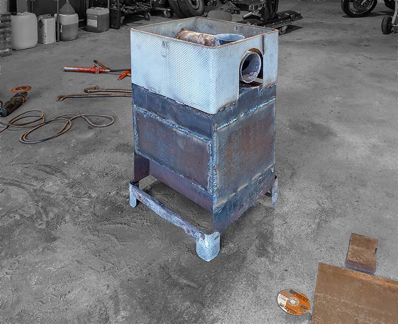 Vankkarakenteinen puukiuas on antanut hyvät löylyt, ja ansaitee tulla korjatuksi. Tulipesä kunnostetaan  hitsaamalla.