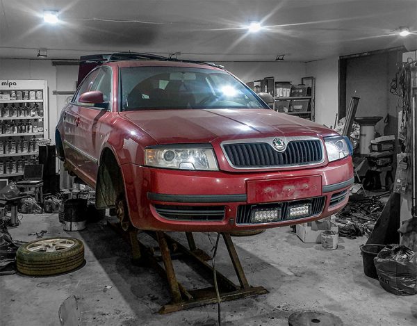 Skoda nosturilla autoremonttia varten.