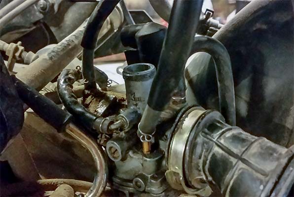 Skootterin kaasutin remontissa.