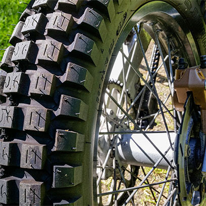 Trialin voimakaskuvioinen eturengas