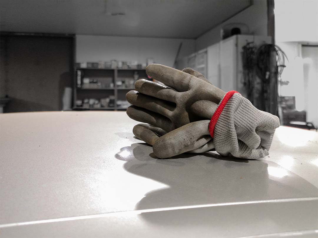 Työhanskat valmiina korjaushommiin.