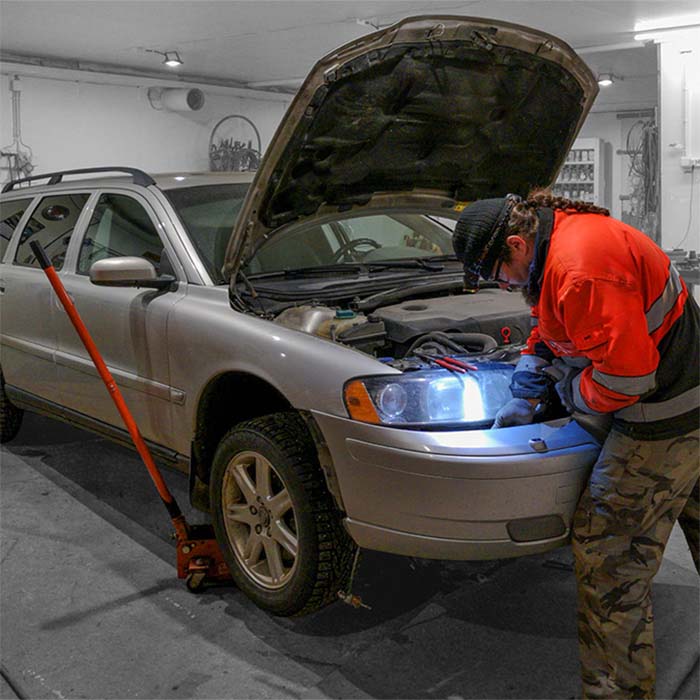 Henkilöautoon vaihdetaan ehjä puskuri.
